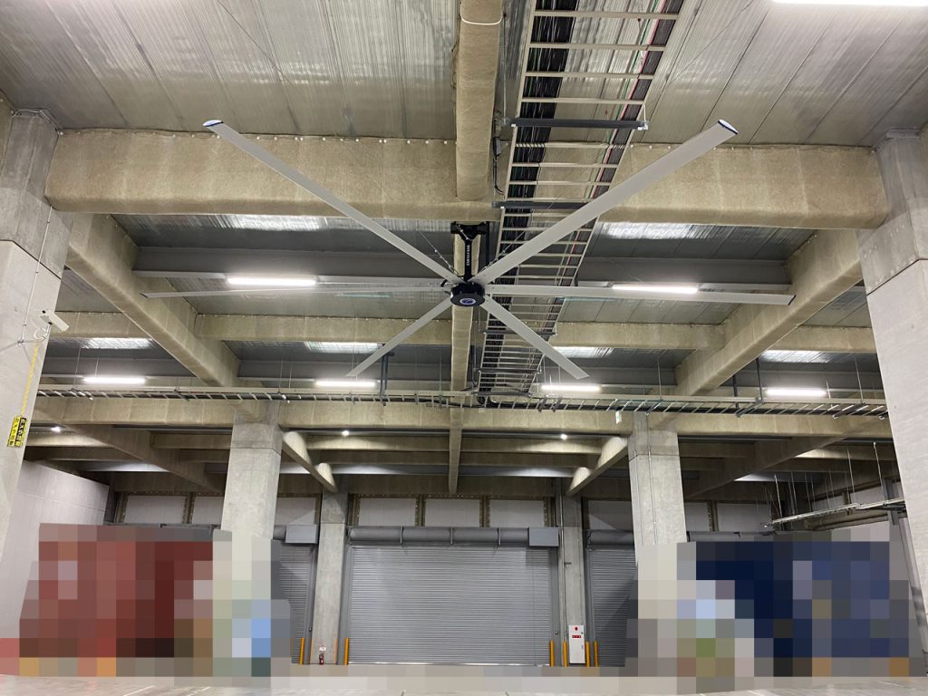 西日本最大級の家具物流センターに大型シーリングファン「エミアスファン」を39台導入