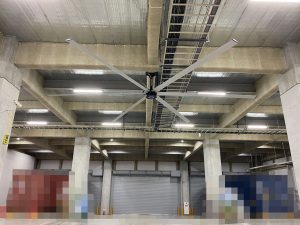 西日本最大級の家具物流センターに大型シーリングファン「エミアスファン」を39台導入