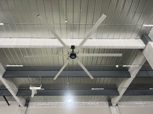 新築物流センターに大型シーリングファン「エミアスファン」を69台導入